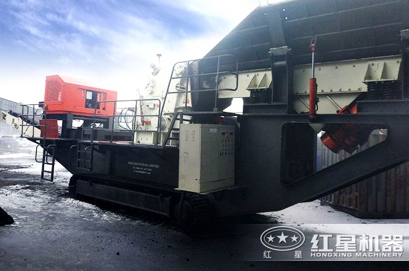 俄羅斯生產(chǎn)現(xiàn)場配置的二級(jí)破碎設(shè)備履帶式反擊粉碎機(jī)