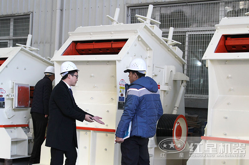 客戶(hù)來(lái)廠(chǎng)考察硬巖反擊破設(shè)備