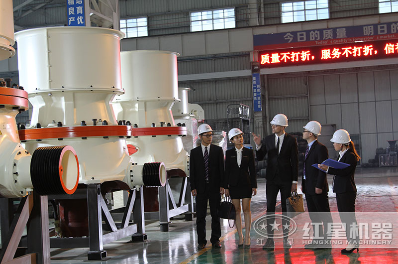 客戶來(lái)廠考察單缸圓錐破碎機(jī)