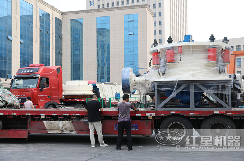 湖北客戶圓錐破碎機裝車發(fā)貨現(xiàn)場