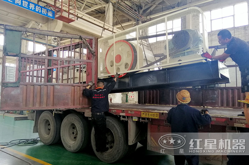 客戶(hù)對(duì)輥破碎機(jī)裝車(chē)現(xiàn)場(chǎng)