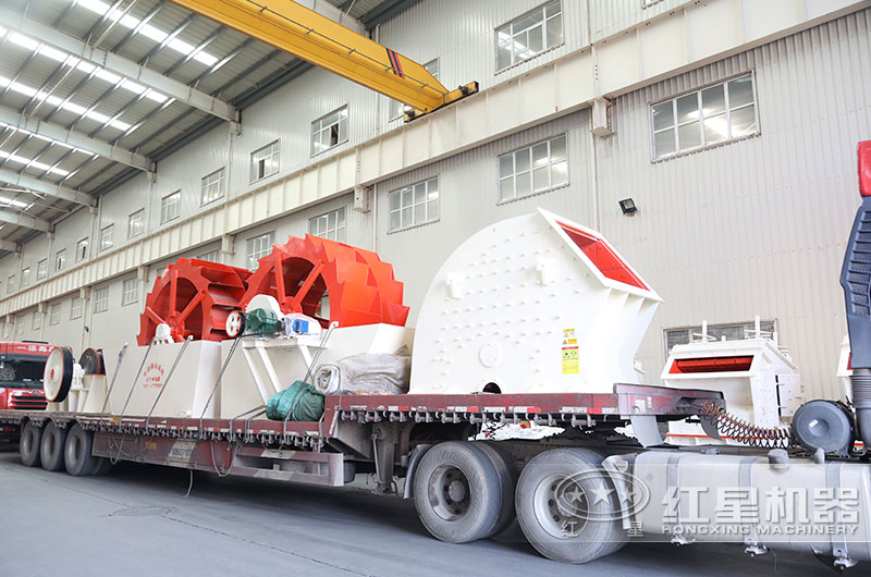 客戶訂購(gòu)的錘式破碎機(jī)裝車(chē)現(xiàn)場(chǎng)