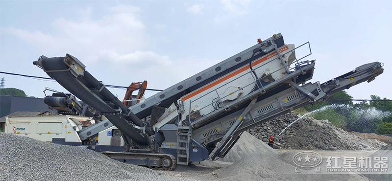 履帶移動破加工白云石同出石子、沙子現(xiàn)場