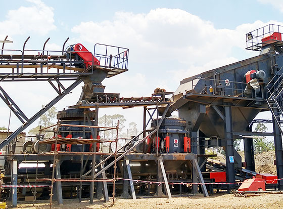 青海河卵石破碎生產(chǎn)線現(xiàn)場(chǎng)